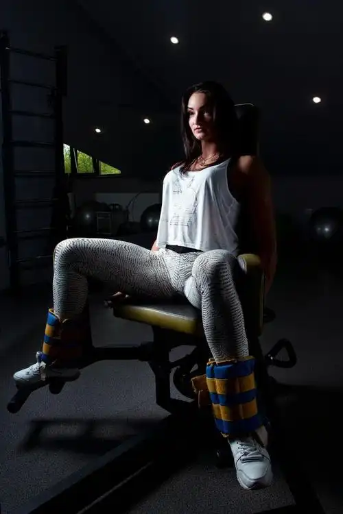 微笑的年轻女孩做健身