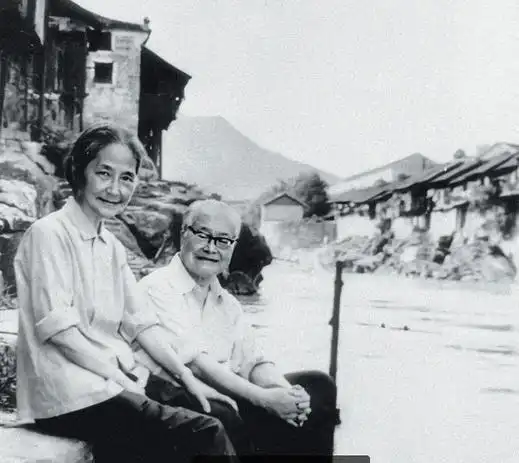 1982年,80岁的沈从文与妻子张兆和在凤凰沱江边的合影,这是他最后一次