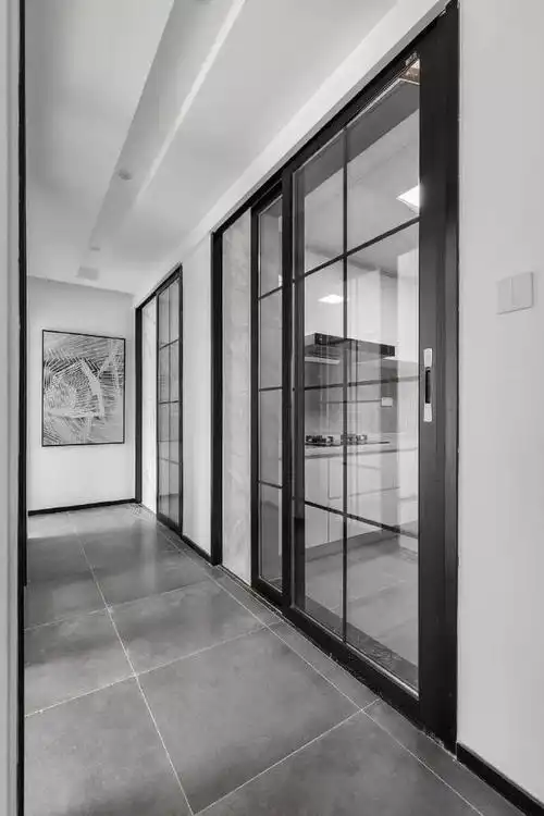 厨房用了黑白搭配,精致的推拉门设计.