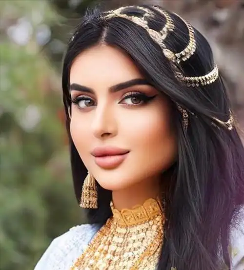 28岁迪拜公主玛哈拉,脖子里挂满了黄金首饰,还化着浓妆太美艳了