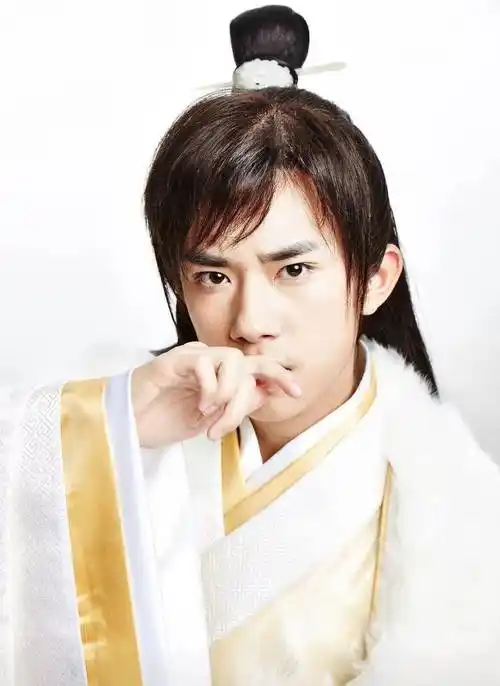 易烊千玺气质真高贵,别人穿"影楼装"是老土,他穿上却很贵气_造型_古装