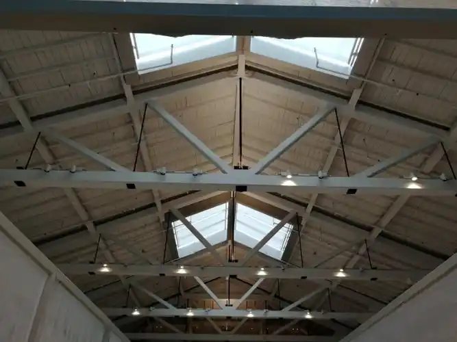 室内的建筑三角形屋架高大,跨度很大.