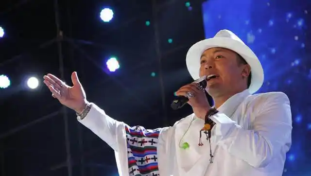 藏族歌手索朗扎西一身洁白登台演唱《青藏高原》