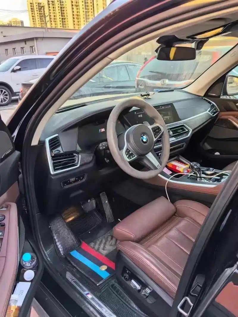 最新购入 22年宝马x5 40i尊享m运动,黑外摩卡棕内,742 轮毂,m运动卡钳
