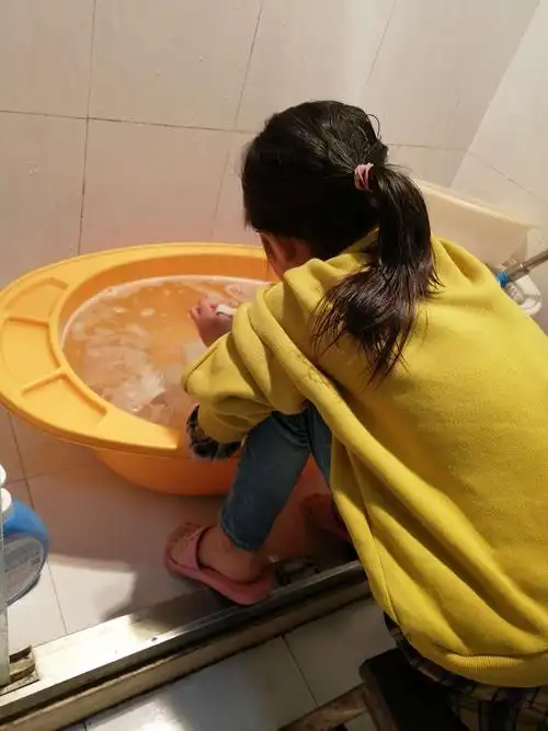 妈妈说洗衣服要先洗衣领和衣袖,因为那是最容易脏的地方.