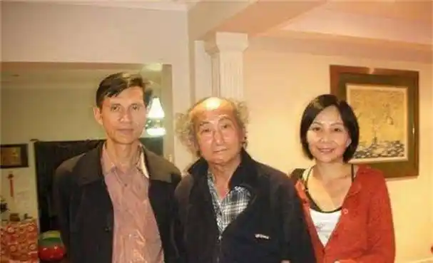 右一李英,右二刘湛秋平静的日子再次被打破,李英于1995年以笔名"麦琪"