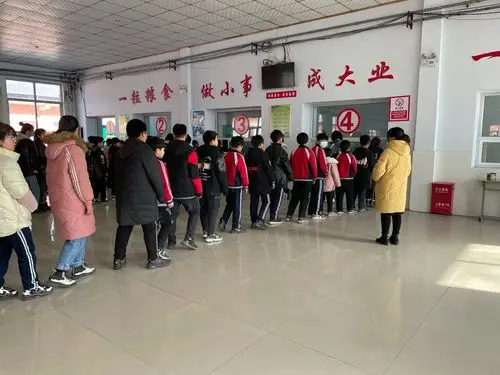 安静有序的排队打饭