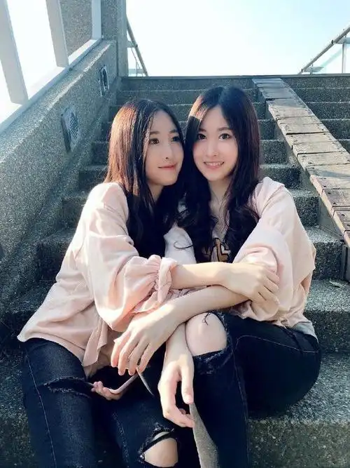 当年爆红网络的台湾最美双胞胎姐妹花长大啦从小美到大