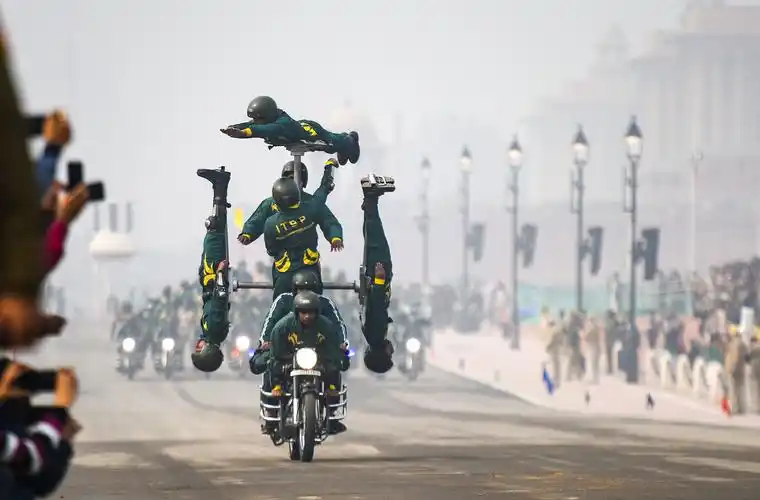 印度举行阅兵彩排摩托车方阵大秀特技