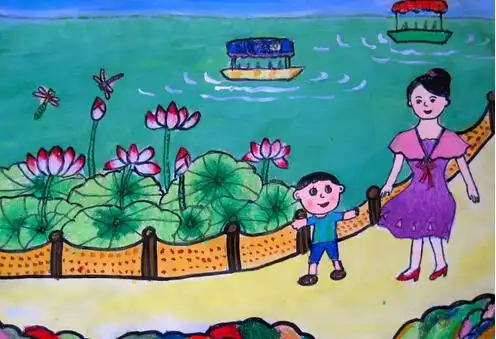 有几位游客乘着小船在池中谈笑风生,一路上道路很干净,偶尔还能听到几