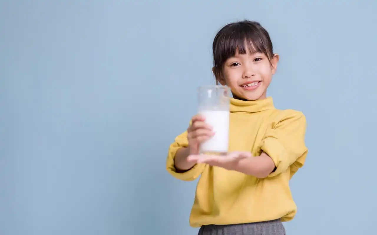 喝牛奶的最佳时间并没有绝对的答案,因为每个孩子的身体状况和饮食