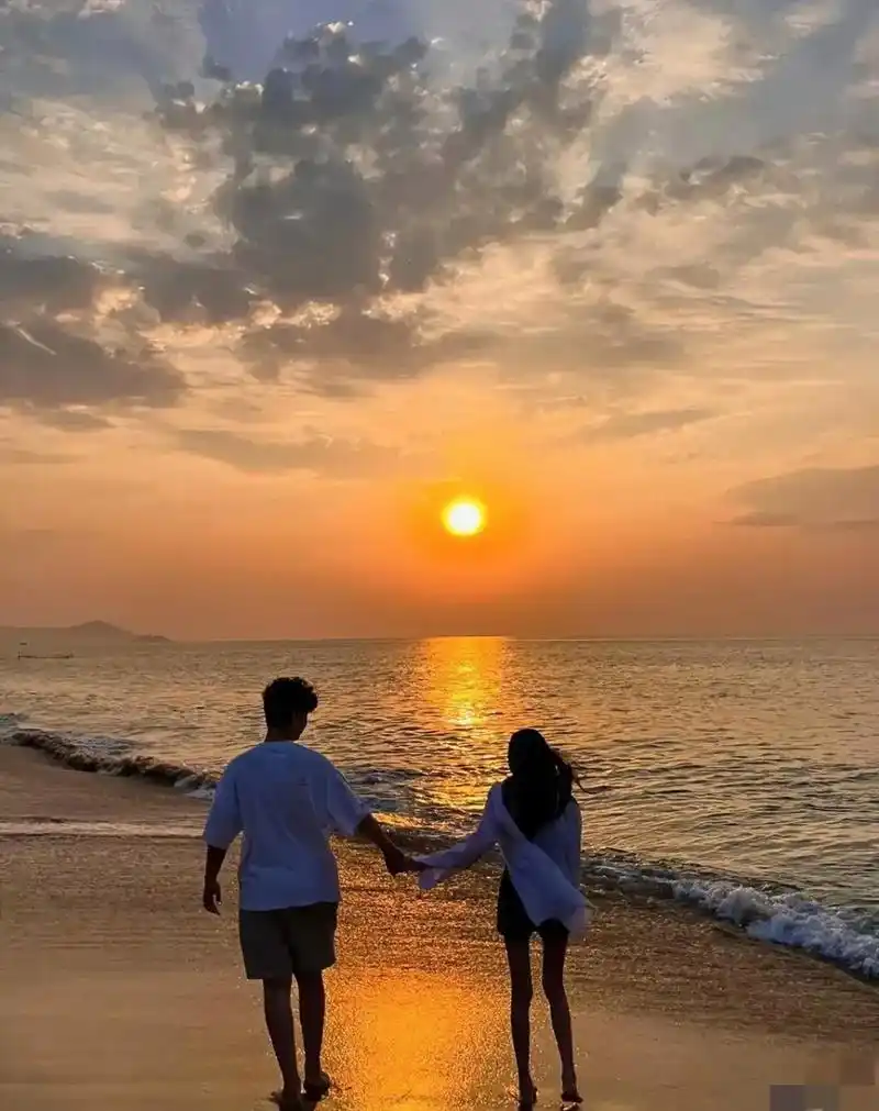 男子想了一会儿,  用手指了指了远处海边的房子,对女孩说道,你看到