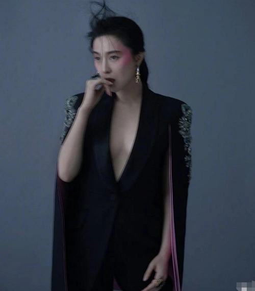 范冰冰强势回归登海外杂志首刊封面晒照自称很争气