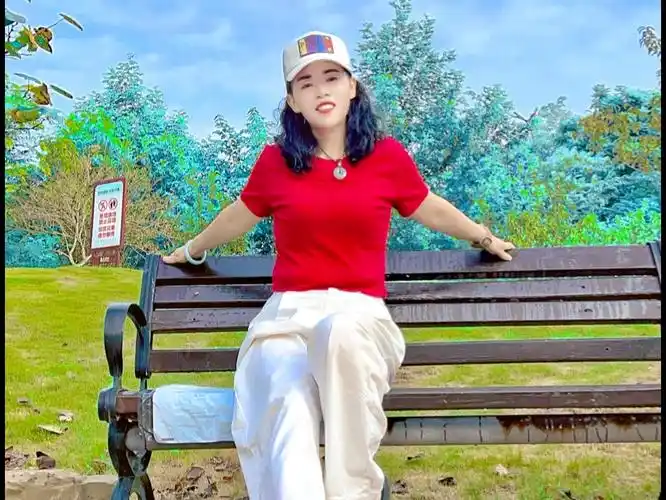 几个简单易学的公园长椅坐姿拍照姿势!