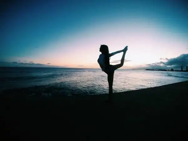 拍照时怎样摆姿势好看