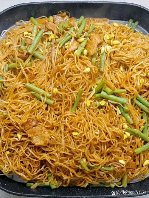 用点五花肉,再来点细面条,长豆角和黄豆芽,葱姜蒜花椒八角,老抽盐