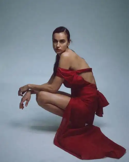 37岁俄罗斯超模伊莲娜放飞蹲地只穿恨天高玲珑线条很惹眼