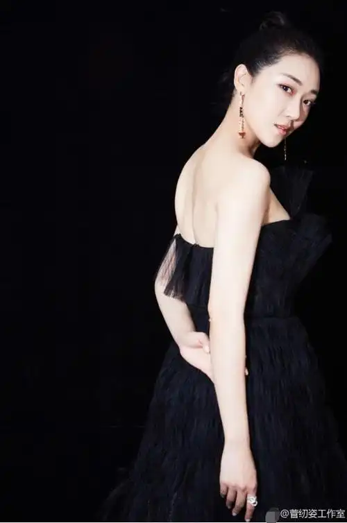 日前,菅纫姿亮相国剧盛典,身着一袭黑色纱裙,仙气