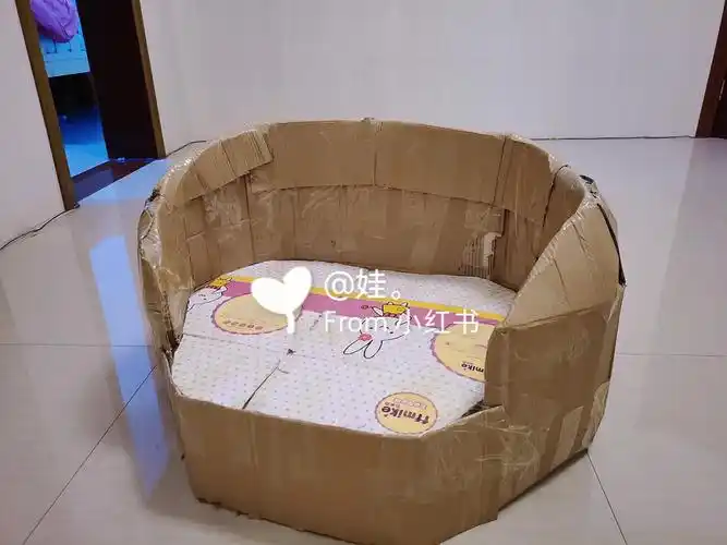 了两个小的长颈鹿木马,本来想扶手也用罐子的,没有了,都是用纸皮包的