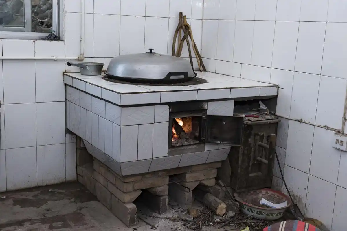 土灶做饭污染环境?专家建议使用天然气,农民:咋不把汽车也禁行