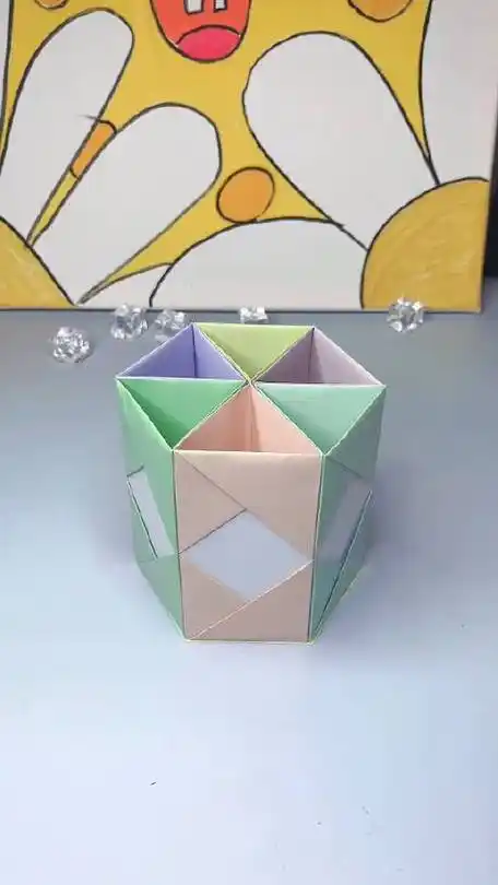 制作一个漂亮的笔筒,能装下好多笔,快跟小朋友一起做起来#幼儿园手工