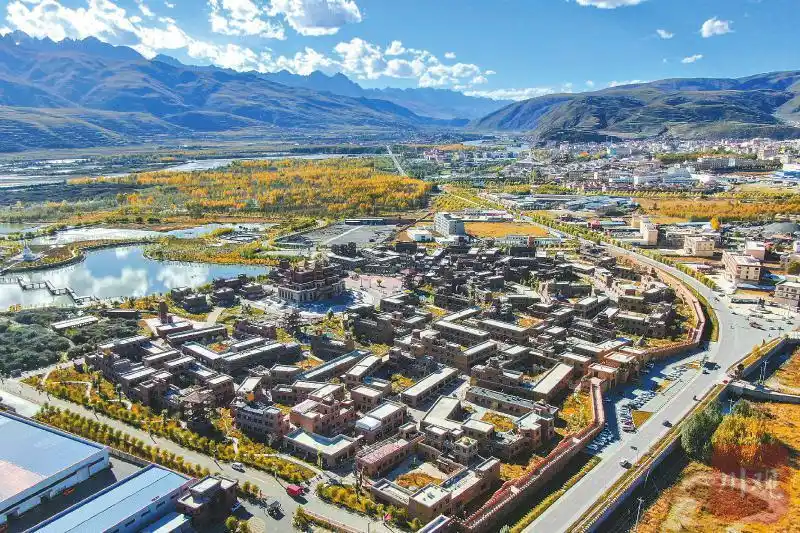 10月12日,俯瞰甘孜县格萨尔王城景区. 杨树 摄