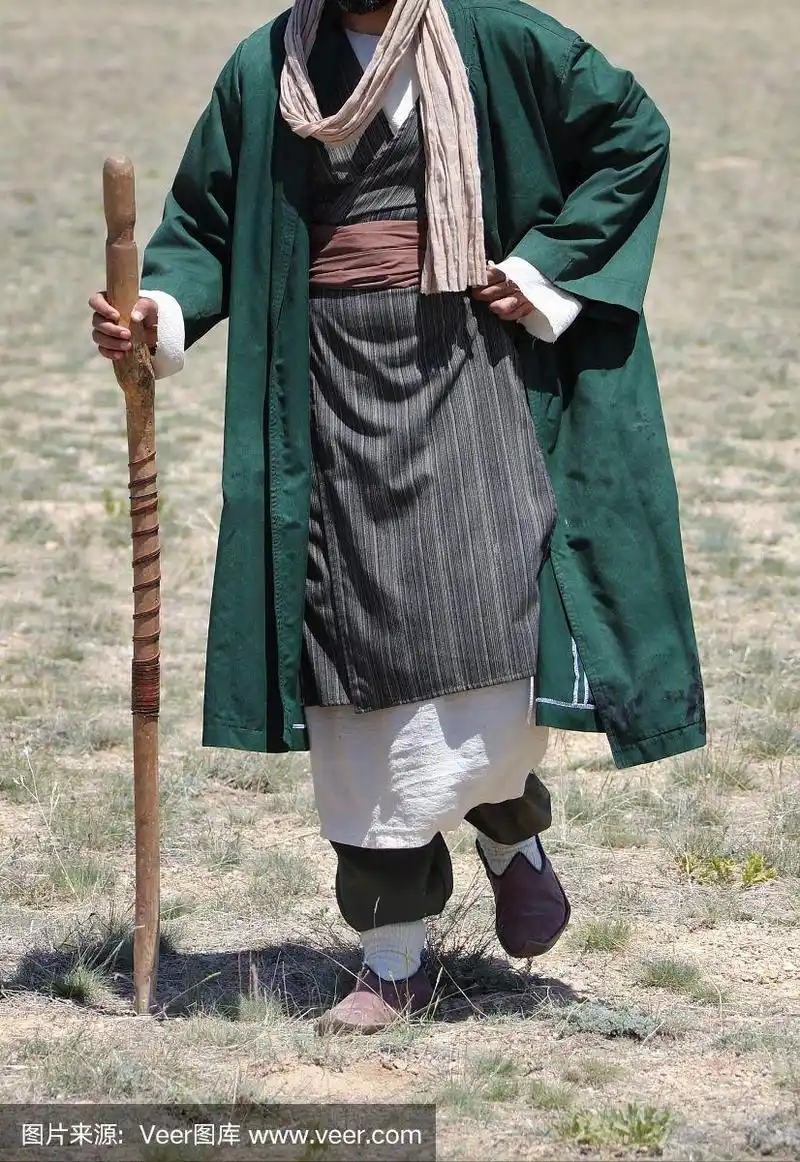 一个穿着传统土耳其服装的男人