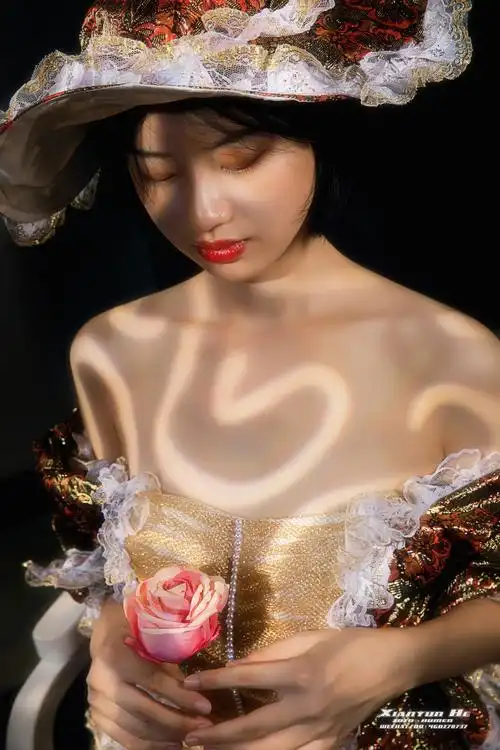 的  歌声是这么残忍  让人忍不住泪流成河 出镜:萝莉  文案:施人诚