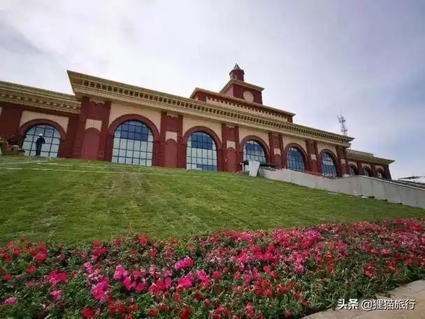 新疆塔城市,一个有15万人口,市区遍布红色屋顶的漂亮城市