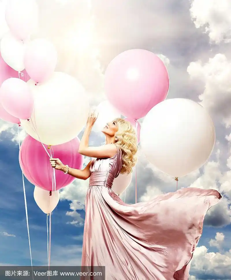 拿着气球的漂亮女孩
