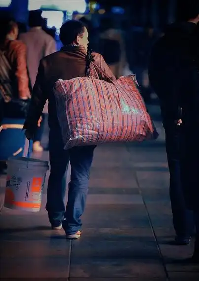 外出打工辛苦365天就为了过年回家打牌爽几天_小时_生活费_年轻人