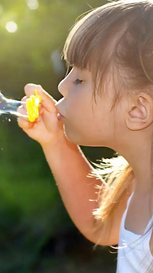 壁纸 可爱的小女孩玩泡泡,快乐的孩子 3840x2160 uhd 4k 高清壁纸