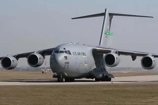 美国输掉阿富汗,仓皇撤离,c17运输机创纪录,搭载800人险象环生