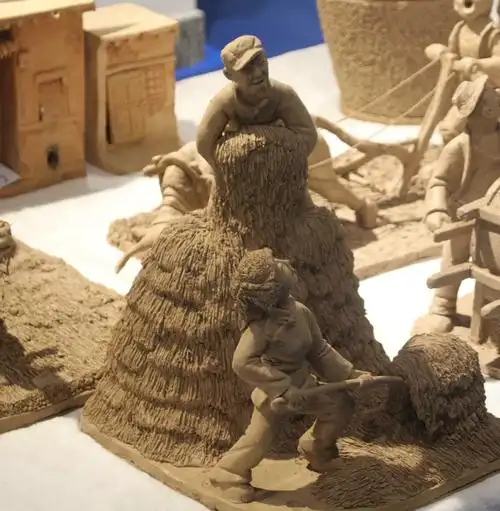 展出了一组甘肃泥塑 ,呈现给大家一组农村生活劳动的场景