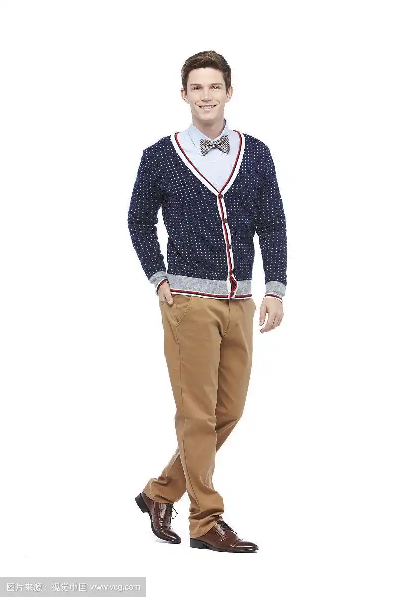 穿着休闲装的男人用姿势站立的摄影