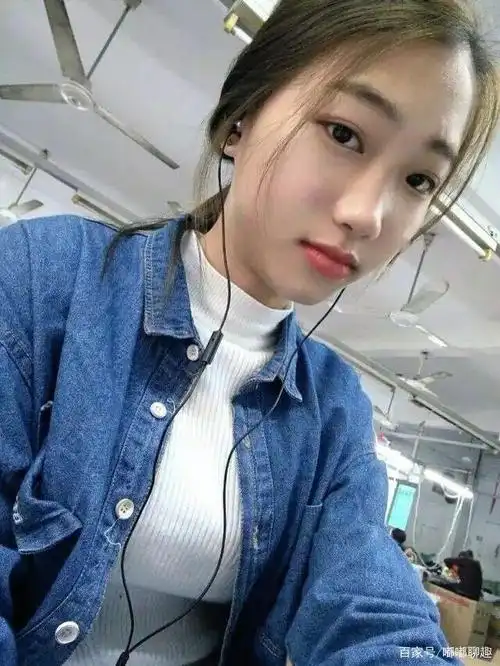 我们厂里新来的妹子,是不是很清纯漂亮?这么原生态的美女不多了