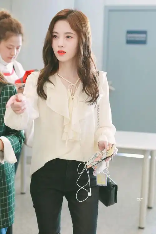 四千年美女鞠婧祎小个子身材但穿衣有料引领时尚潮流