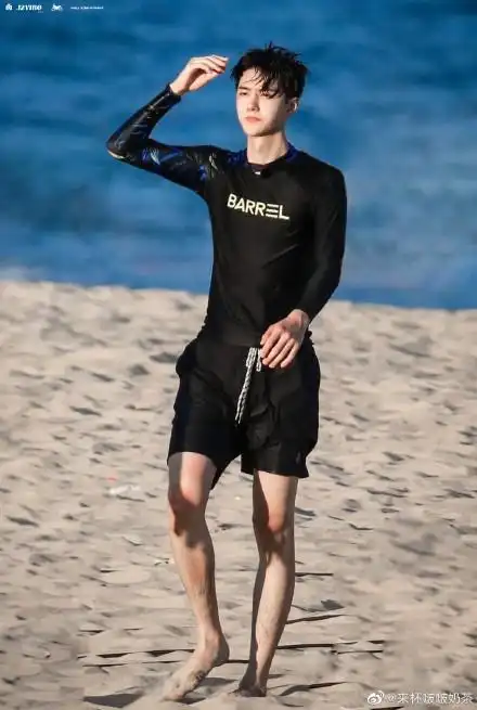 王一博的腿真让人羡慕,腿长就算了还细,关键还很白嫩