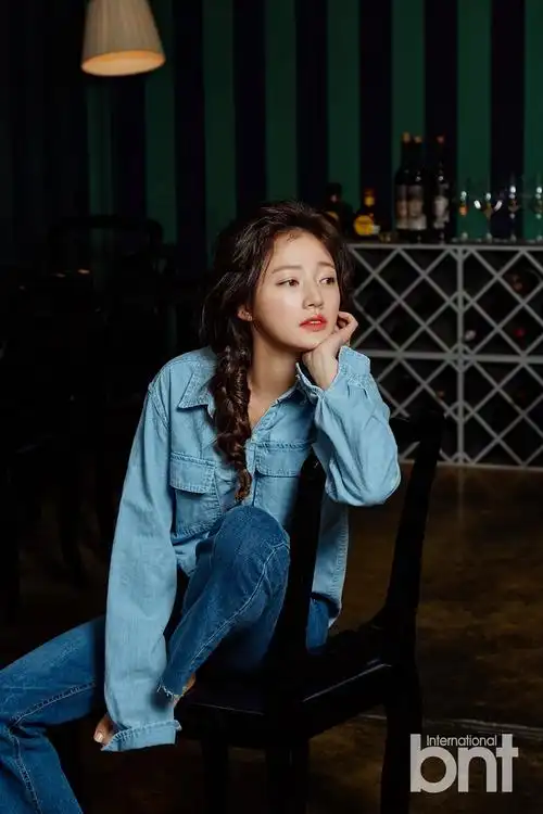 演员宋昰昀拍写真 娇俏动人似人偶