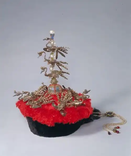 点翠嵌珠后妃朝冠,清朝冠青绒做成,上. 来自全球博物馆 - 微博