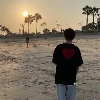 干净好看的优质背影帅气男头 海边日落氛围感很强的背影微信头像_男生