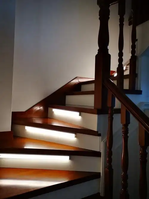 座尚免布线长条网红楼梯间人体感应灯踏步灯充电式过道台阶家用灯