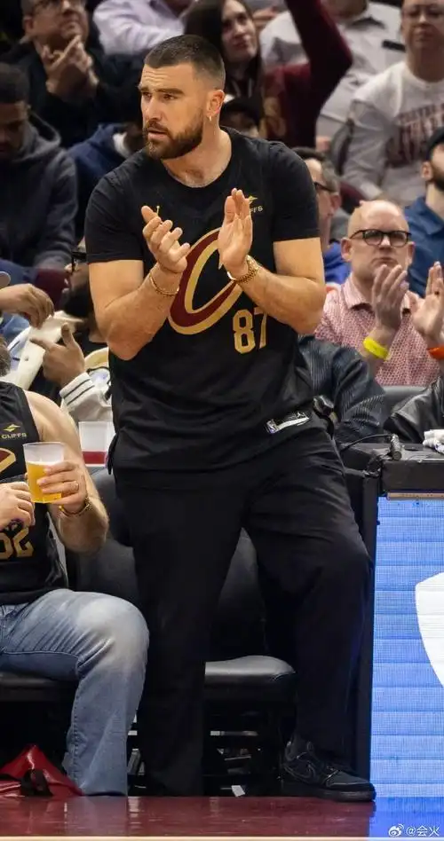 会,被粉丝偶遇结束演唱会后两人还去逛街约会了,世一的体力我瑞思拜!