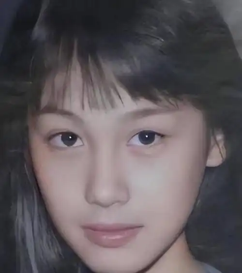 52岁朱茵现状住深山小屋开97年破车沦为娱乐圈的笑柄