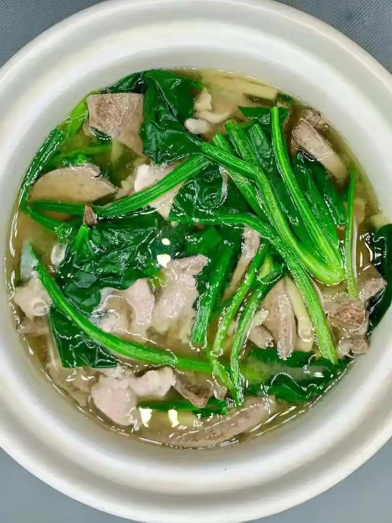 但是很多人不敢尝试菠菜猪肝汤,是因为怕猪肝腥,做出来味道不好,按照