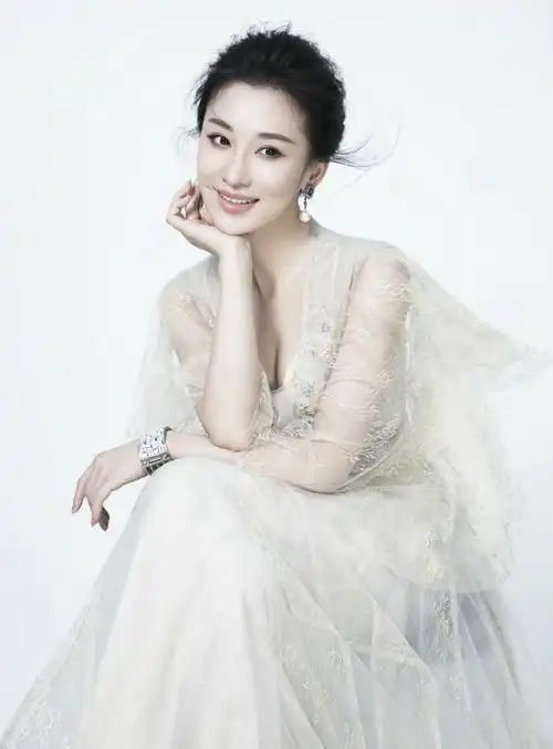 朱子岩白裙写真飘逸灵动 梨涡浅笑沁人心脾