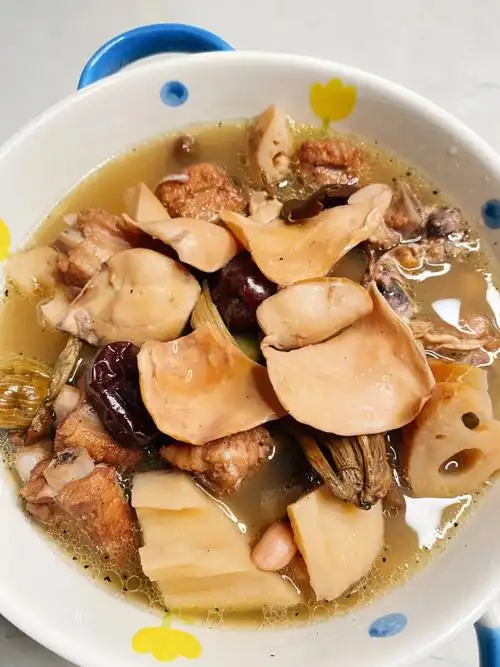 多喝点补气血的汤,药补不如食补,今天给大家分享墨鱼莲藕排骨汤,滋补