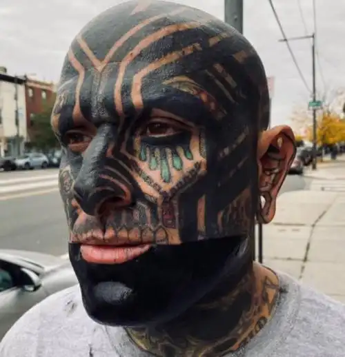 格罗斯曼的全身布满了各种各样的纹身图案,包括部落图案,文字和大面积