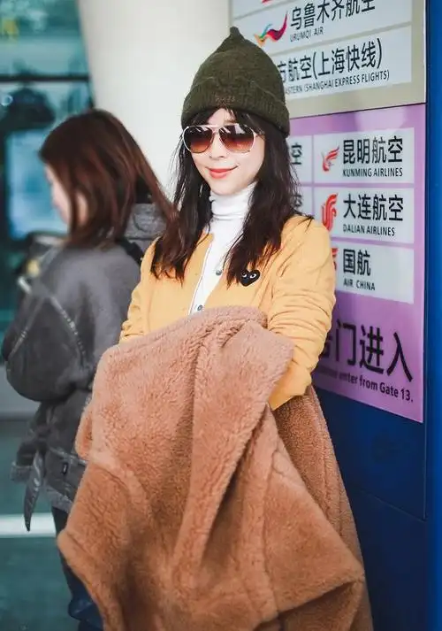 张静初穿毛衣开衫现身机场干练潇洒凸显出帅气率性魅力