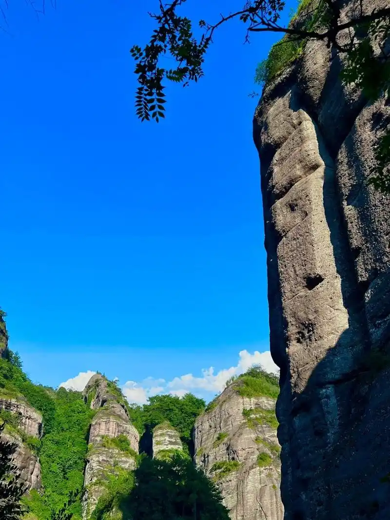 "客家神山"冠豸山 冠豸山坐落于福建省龙岩市连城县以东约六公里处,被